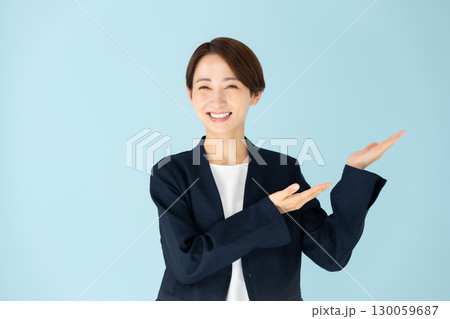 女性　ビジネス　ポートレート　手かざし 130059687