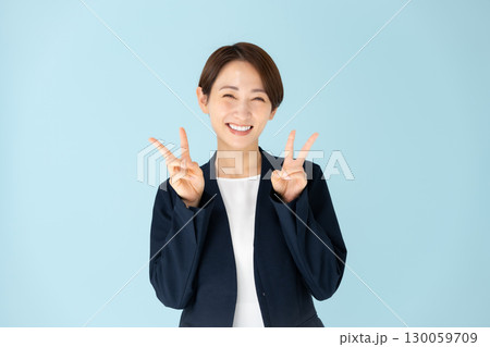 女性　ビジネス　ポートレート　ピース 130059709