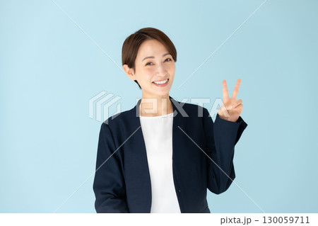 女性　ビジネス　ポートレート　ピース 130059711