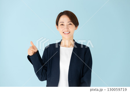 女性 ビジネス ポートレート サムズアップ 女性 ビジネス ポートレート サムズアップ 130059719