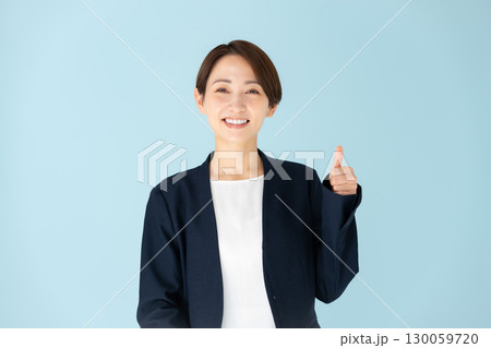 女性 ビジネス ポートレート サムズアップ 女性 ビジネス ポートレート サムズアップ 130059720