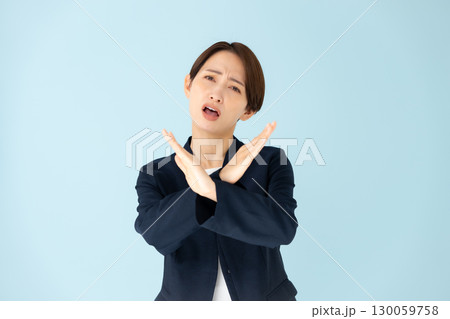 女性　ビジネス　ポートレート　バツ 130059758