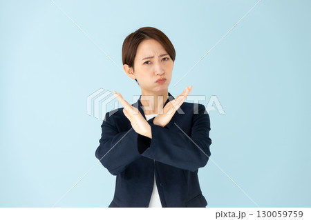 女性　ビジネス　ポートレート　バツ 130059759