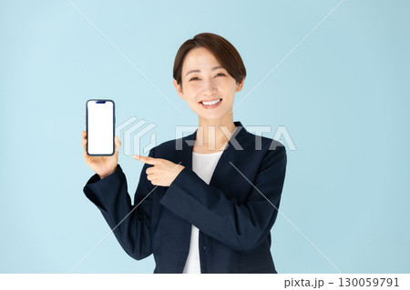 女性 ビジネス ポートレート スマホ 女性 ビジネス ポートレート スマホ 130059791
