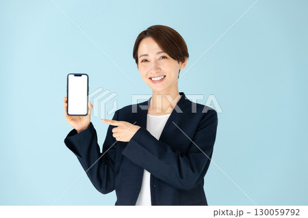 女性　ビジネス　ポートレート　スマホ 130059792