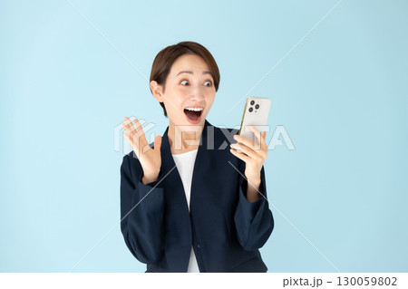 女性 ビジネス ポートレート スマホ 驚く 笑顔 女性 ビジネス ポートレート スマホ 驚く 笑顔 130059802