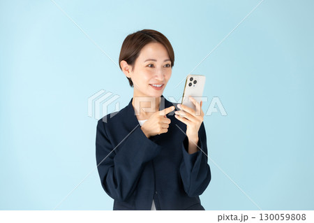 女性 ビジネス ポートレート スマホ 驚く 笑顔 女性 ビジネス ポートレート スマホ 驚く 笑顔 130059808