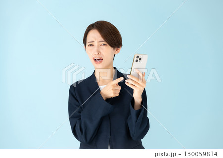 女性　ビジネス　ポートレート　スマホ　困る 130059814
