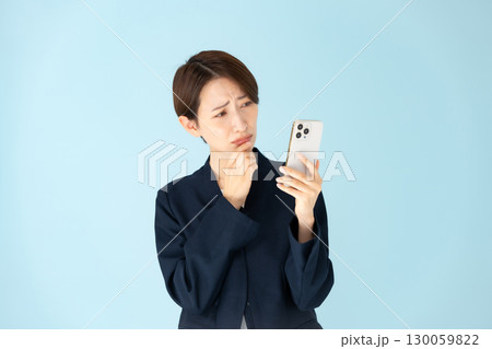 女性　ビジネス　ポートレート　スマホ　困る 130059822