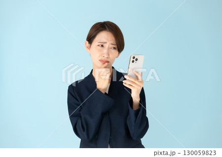 女性　ビジネス　ポートレート　スマホ　困る 130059823