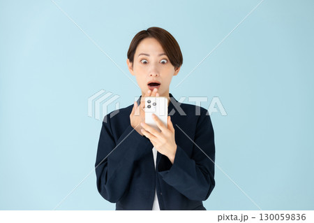 女性 ビジネス ポートレート スマホ 驚く 女性 ビジネス ポートレート スマホ 驚く 130059836
