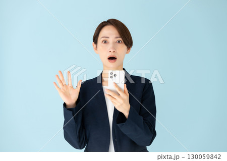 女性　ビジネス　ポートレート　スマホ　驚く 130059842