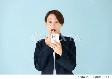女性 ビジネス ポートレート スマホ 驚く 女性 ビジネス ポートレート スマホ 驚く 130059844