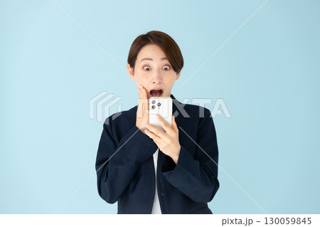 女性　ビジネス　ポートレート　スマホ　驚く 130059845