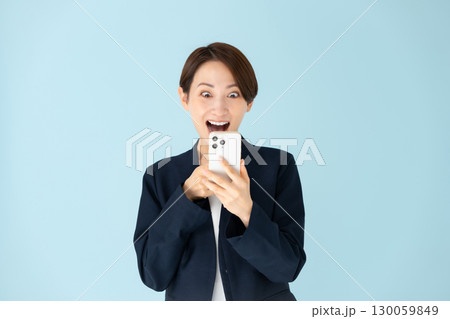 女性 ビジネス ポートレート スマホ 驚く 笑顔 女性 ビジネス ポートレート スマホ 驚く 笑顔 130059849