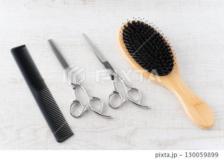 ヘアブラシと散髪用のはさみとすきばさみと櫛のセット ヘアブラシと散髪用のはさみとすきばさみと櫛のセット 130059899