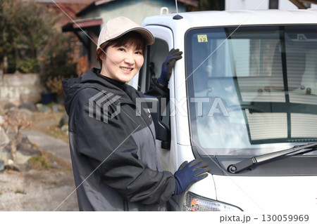 笑顔の女性と軽トラック 130059969