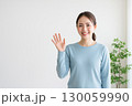 明るい表情の日本人女性 130059990