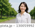 晴天の下で爽やかに微笑む女性 130059992