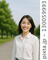 晴天の下で爽やかに微笑む女性 130059993