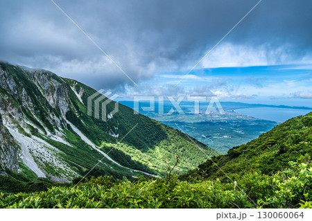 【日本百名山】大山ユートピアコースのケルンから見た北壁と弓ヶ浜 鳥取県西伯郡大山町 【日本百名山】大山ユートピアコースのケルンから見た北壁と弓ヶ浜 鳥取県西伯郡大山町 130060064