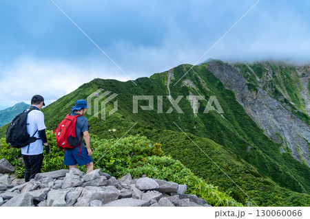 【日本百名山】大山ユートピアコース 三鈷峰から見たユートピア小屋と北壁 鳥取県西伯郡大山町 【日本百名山】大山ユートピアコース 三鈷峰から見たユートピア小屋と北壁 鳥取県西伯郡大山町 130060066