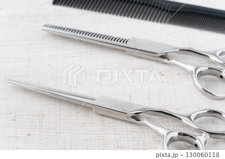 散髪用のはさみとすきばさみと櫛のセットのクローズアップ 散髪用のはさみとすきばさみと櫛のセットのクローズアップ 130060118