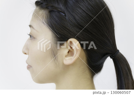 白背景の若い女性の横顔のアップ 白背景の若い女性の横顔のアップ 130060507