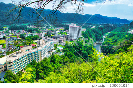 栃木県日光市　楯岩展望台から見る鬼怒川温泉の風景 130061034
