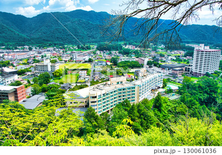 栃木県日光市　楯岩展望台から見る鬼怒川温泉の風景 130061036