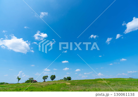 青空と雲と草原 130061138
