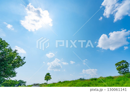 青空と雲と太陽と草原 青空と雲と太陽と草原 130061141