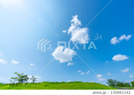 青空と雲と草原 青空と雲と草原 130061142