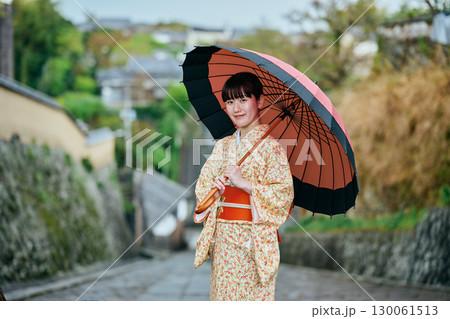和傘を差して散策する着物姿の女性 130061513