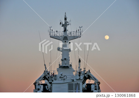 船のマストと月 130061868