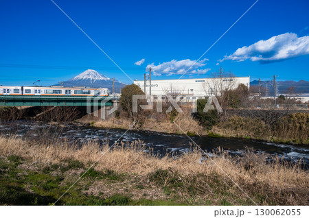 冬の富士山と鉄橋を渡る東海道線の電車 130062055