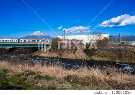 冬の富士山と鉄橋を渡る東海道線211系と313系電車 130062056