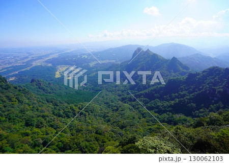 妙義山白雲山からの金鶏山と麓の街並み 130062103