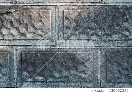経年劣化した模様入りコンクリートブロック塀 – 建築資材・外構・ウェブ背景素材 130062823