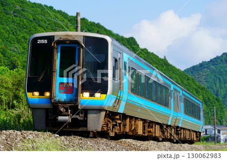 佐川町を走る特急しまんと 130062983