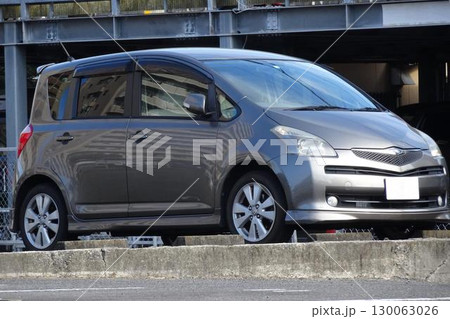 駐車場に並んだ乗用車(トヨタ・ラクティス　初代) 130063026