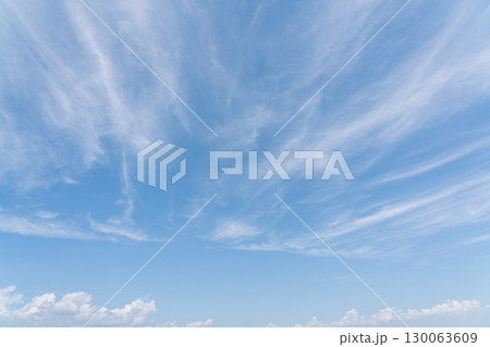 夏の青空と白い雲 130063609