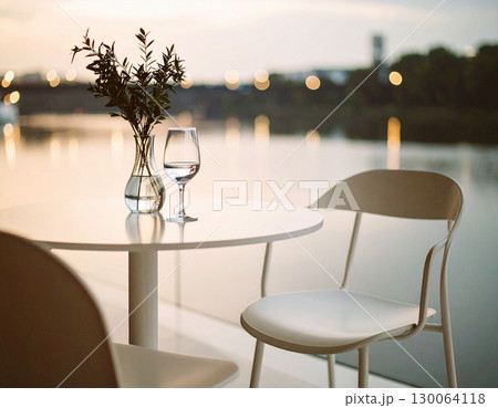 水辺のテラスで過ごすロマンチックな夕暮れ 130064118
