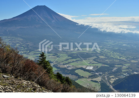 天子山地の毛無山より望む富士山と朝霧高原 130064139
