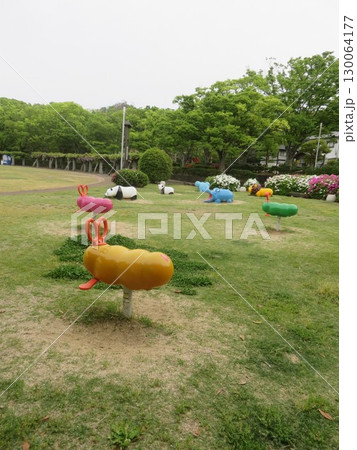 公園にある動物の遊具 130064177