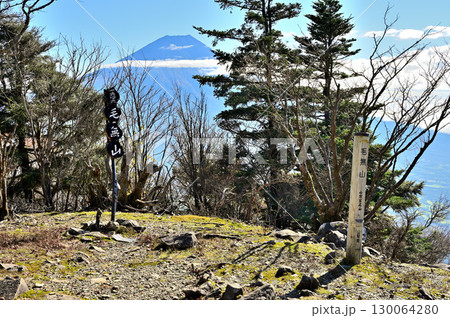 天子山地　山梨百名山の毛無山山頂より眺める富士山 130064280