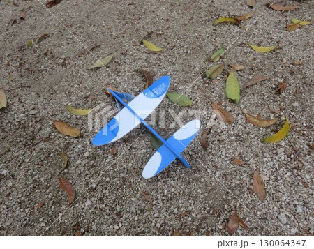 地面に落ちたおもちゃのグライダー 地面に落ちたおもちゃのグライダー 130064347