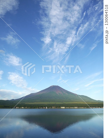 山中湖から見た夏の空と逆さ富士 130064518