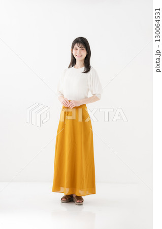 女性　笑顔	 130064531