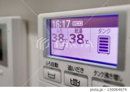 給湯器の液晶パネルに設定された38度のお風呂温度表示 130064674